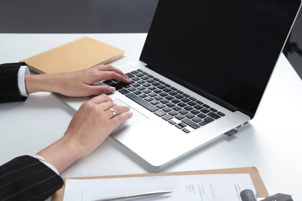 Mulher trabalhando no laptop, sentado na mesa — Fotografia de Stock