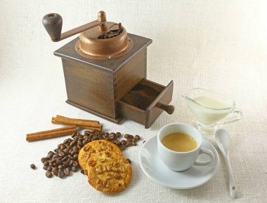 Kahve fincanı, bisküvi, değirmeni ve coffeebeans tablo
