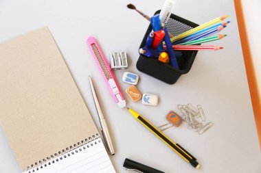 Dizüstü bilgisayar, gözlük, kahve fincanı, not defterleri ve diğer öğeler bulanık şehir arka plan üzerinde beyaz masaüstü closeup