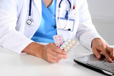 Doktorların elinde bir sürü farklı hap var.