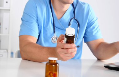 Doktorların elinde bir sürü farklı hap var.