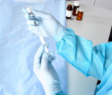 Şırınga, el, palm veya parmak tıbbi enjeksiyon. İğne ile ilaç plastik aşı ekipman. Hemşire doktor. Sıvı ilaç narkotik. Hastane sağlık bakım.