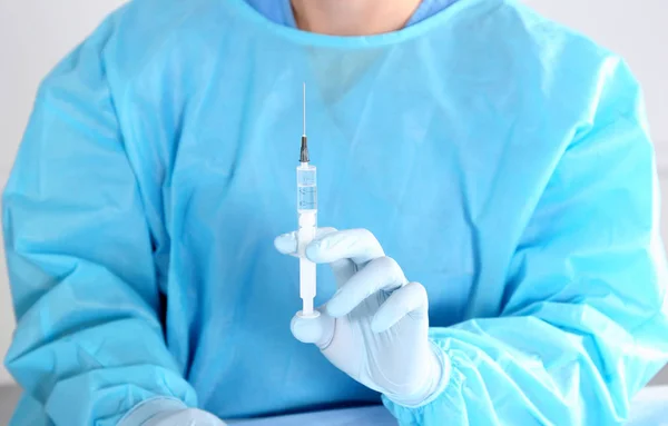 Seringue, injection médicale dans la main, la paume ou les doigts. Médicament équipement de vaccination en plastique avec aiguille. Infirmière médecin. Stupéfiants liquides. Soins de santé à l'hôpital . — Photo
