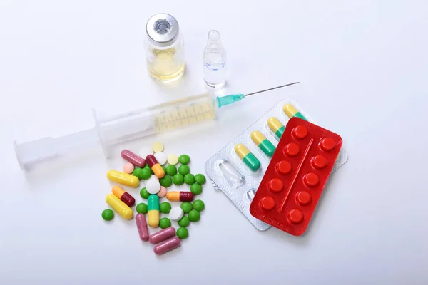 Jeringa, motepad vacío y pastillas en la mesa — Foto de Stock