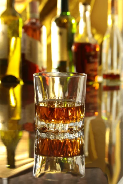 ワインやブランデー、コニャック ミラー木製テーブルの上のガラス — ストック写真