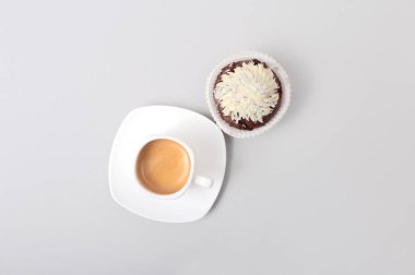 Çip muffin ve beyaz arka plan üzerinde kahve çekirdekleri ile klasik tarzı espresso vurdu.