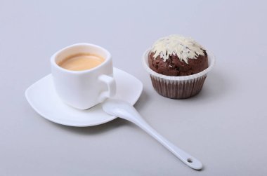 Çip muffin ve beyaz arka plan üzerinde kahve çekirdekleri ile klasik tarzı espresso vurdu.
