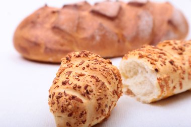 Beyaz arkaplanda izole edilmiş çeşitli ekmekler.