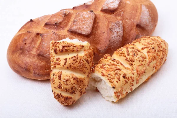 Разнообразные хлеба изолированы на белом фоне. — стоковое фото