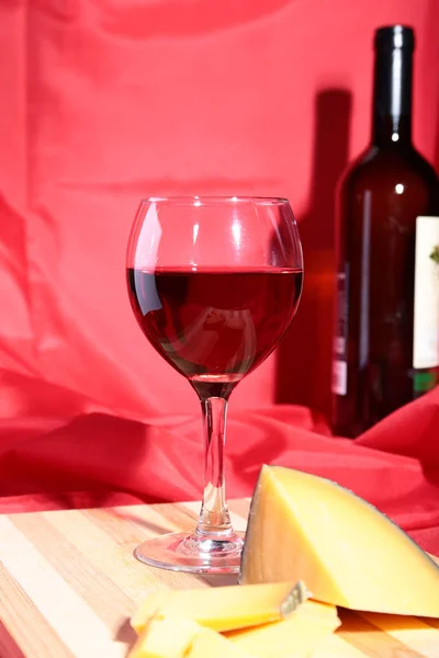 Martwa natura z czerwonych winogron na wino i Sery żółte na drewnianym stole. — Zdjęcie stockowe