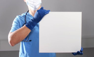 Boş afiş, beyaz arka plan üzerinde ayakta tutan doktor