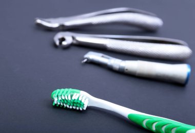 Diş Bakımı diş fırçası Diş hekimi araçları ayna arka plan üzerinde ile.