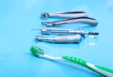 Diş Bakımı diş fırçası Diş hekimi araçları ayna arka plan üzerinde ile.