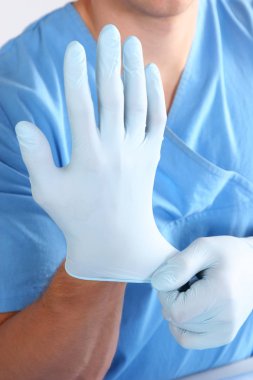 Steril eldiven yalıtılmış beyaz koyarak doktor