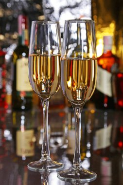 Ayna masada iki bardak beyaz ve kırmızı şarap üzüm ile kutlama kompozisyon.