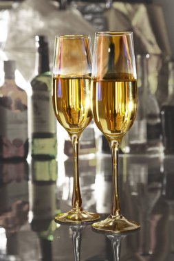 Ayna masada iki bardak beyaz ve kırmızı şarap üzüm ile kutlama kompozisyon.