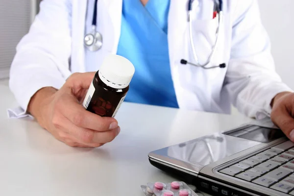 Рука лікарів, які тримають багато різних таблеток — стокове фото