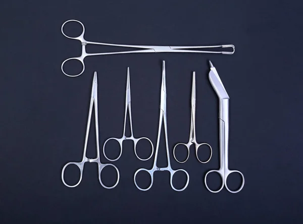 Kirurgiska instrument och verktyg på bordet för en operation — Stockfoto