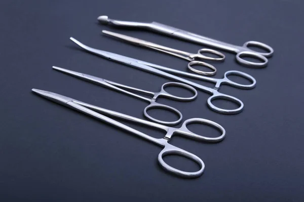 Хирургические инструменты и инструменты на столе для операции — стоковое фото