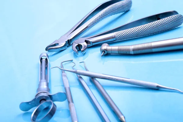 Conjunto de ferramentas de equipamentos médicos de metal para dentes cuidados dentários — Fotografia de Stock