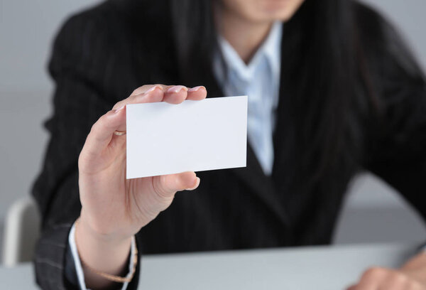 Крупный план визитки в женской руке
