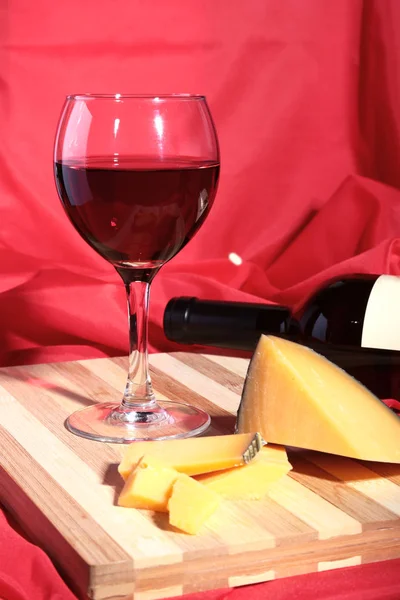 Martwa natura z czerwonych winogron na wino i Sery żółte na drewnianym stole. — Zdjęcie stockowe