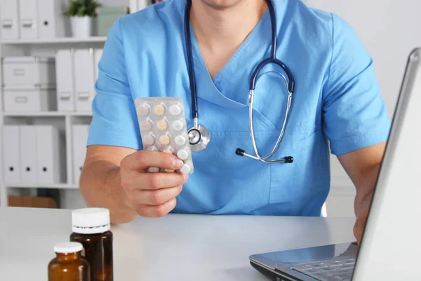 Hand läkare som innehar många olika piller — Stockfoto