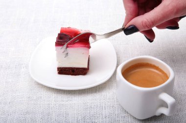 Beyaz fincan kahve ve Çilekli pasta close-up. Kırmızı kalp Sevgililer günü.