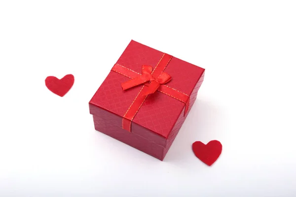 Valentinstag rotes Herz, Geschenkbox auf weißem Hintergrund. Urlaubskarte mit Kopierplatz. — Stockfoto