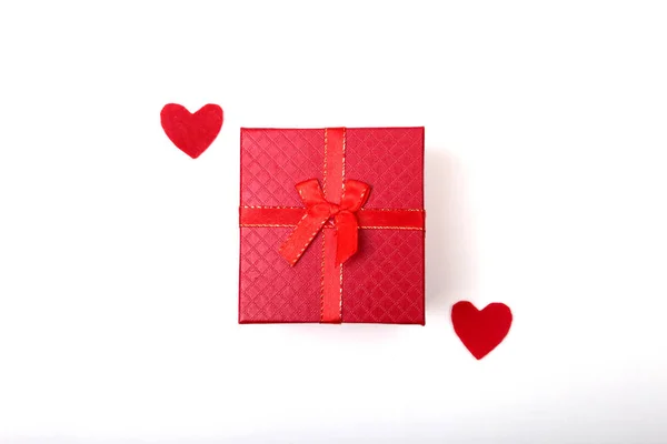 Valentinstag rotes Herz, Geschenkbox auf weißem Hintergrund. Urlaubskarte mit Kopierplatz. — Stockfoto