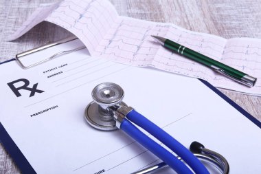 RX reçeteli, kırmızı kalp ve beyaz arka plan üzerinde bir stetoskop