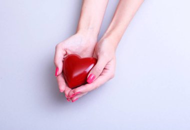 Kadın tıp doktor eller kırmızı oyuncak kalbinde tutun. Kardiyo therapeutist, öğrenci eğitim, hekim yapmak kalp fiziksel, oranı ölçü, aritmi kavramı
