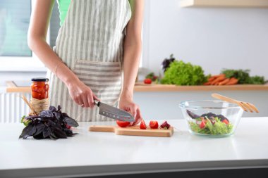 Kesme tahtası üzerinde taze sebze tencerede pişirme kavramı düşüyor