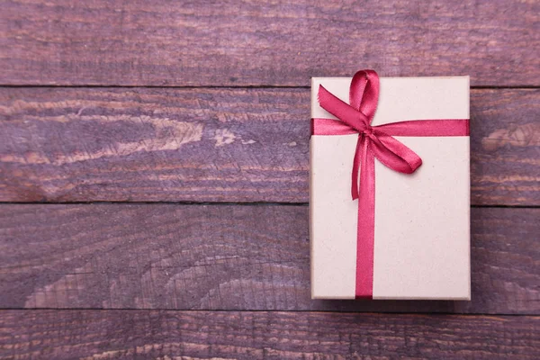 Güzel altın, kırmızı hediye hediye kutusu ve artalan şeritler — Stok fotoğraf