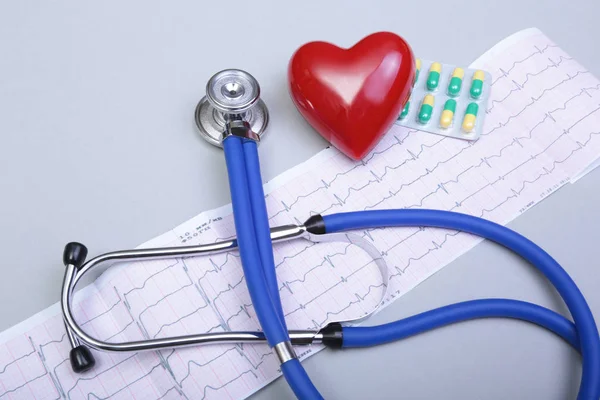 RX recept, rött hjärta och ett stetoskop på vit bakgrund — Stockfoto