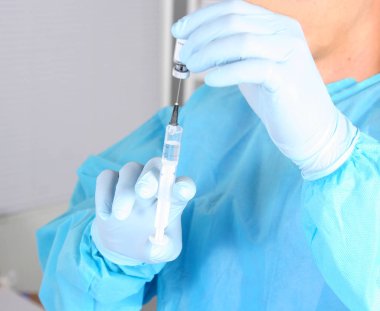 Şırınga, el, palm veya parmak tıbbi enjeksiyon. İğne ile ilaç plastik aşı ekipman. Hemşire doktor. Sıvı ilaç narkotik. Hastane sağlık bakım.