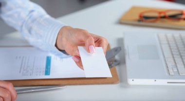 Masada oturan ve bir kağıt yazma iş kadınları