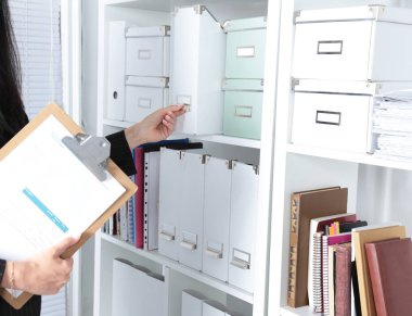 Office klasörü ile duran bir iş kadın portresi