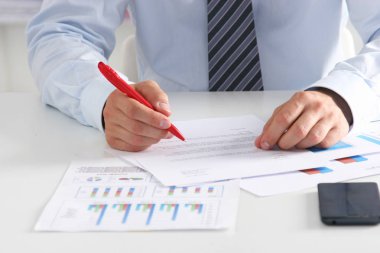 Laptop ile masada oturan ve ofiste germe neşeli genç işadamı