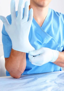 Steril eldiven yalıtılmış beyaz koyarak doktor