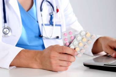 Doktorların elinde bir sürü farklı hap var.