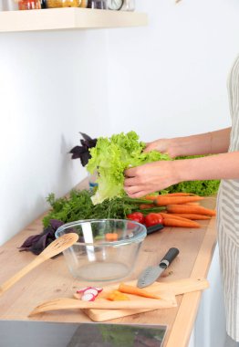 Kesme tahtası, bir cam tabak salata taze sebze. Pişirme kavramı
