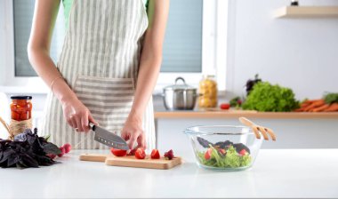 Kesme tahtası, bir cam tabak salata taze sebze. Pişirme kavramı