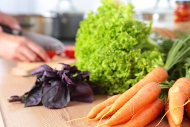 Kesme tahtası, bir cam tabak salata taze sebze. Pişirme kavramı