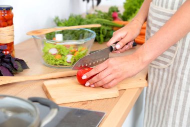Kesme tahtası, bir cam tabak salata taze sebze. Pişirme kavramı