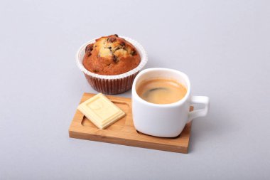 Pasta ve çikolata beyaz arka plan üzerinde beyaz Kupası'nda Klasik espresso.