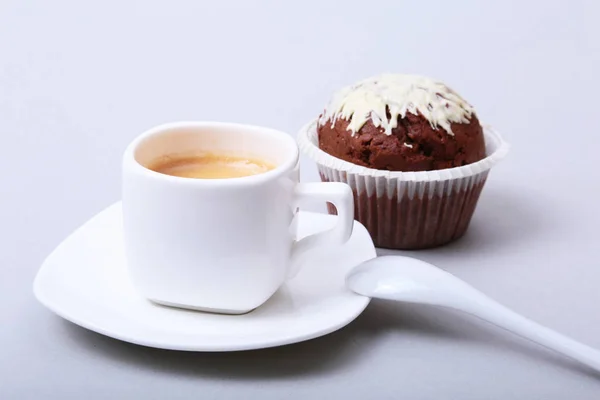 Café expresso clássico em xícara branca com bolo e chocolate sobre fundo branco . — Fotografia de Stock