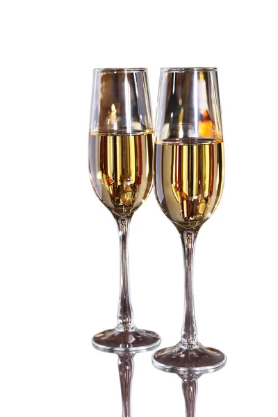 ไวน์สองแก้ว บรั่นดีหรือคอนยัคบนพื้นหลังสีขาว — ภาพถ่ายสต็อก