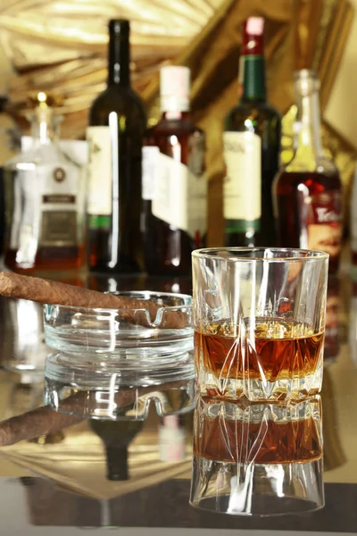 Bir bardak konyak, brandy veya ayna masada whiscy. arka planda bir bar şişelerde — Stok fotoğraf