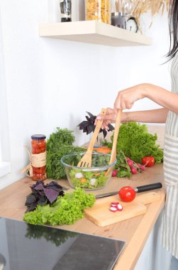 Kesme tahtası, bir cam tabak salata taze sebze. Pişirme kavramı